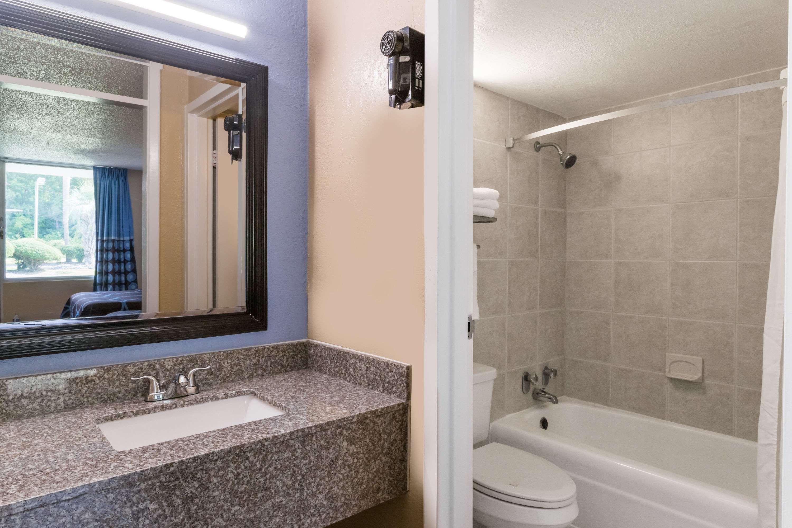 Super 8 By Wyndham - Savannah North Motel Hardeeville