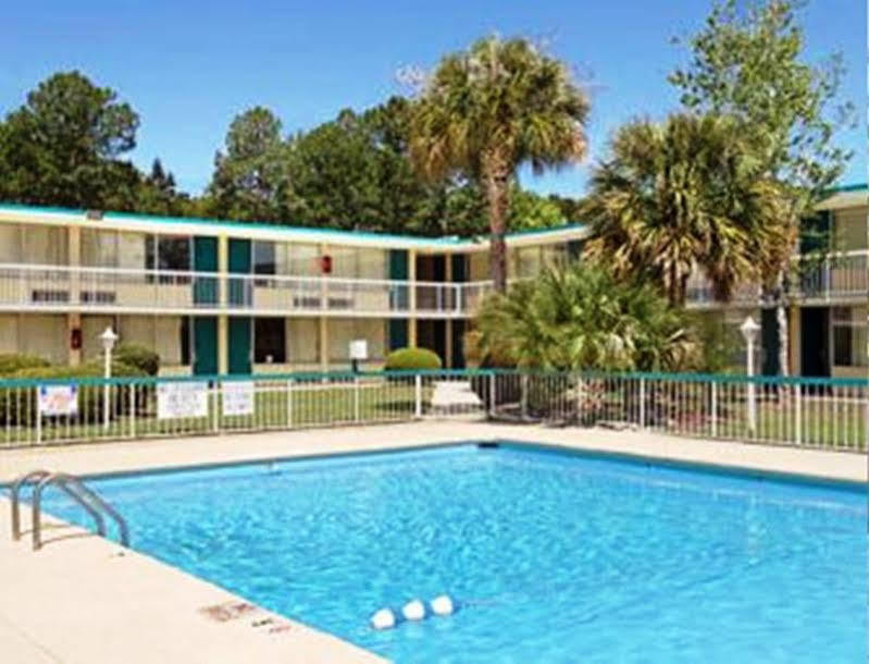 Super 8 By Wyndham - Savannah North Motel